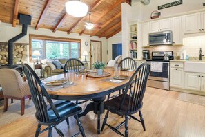 Dining - Roscommon Cottage - Walk to Higgins Lake! (Higgins Lake)