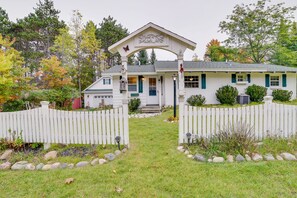 Exterior - Roscommon Cottage - Walk to Higgins Lake! (Higgins Lake)