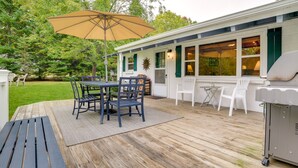 Outdoor dining - Roscommon Cottage - Walk to Higgins Lake! (Higgins Lake)