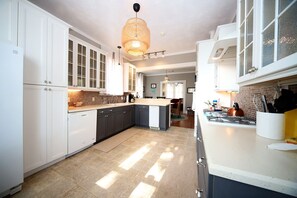 Kylskåp, mikrovågsugn, ugn och spishäll