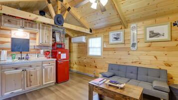 House (1 Bedroom) | Private kitchen | Microwave, cookware/dishes/utensils, paper towels
