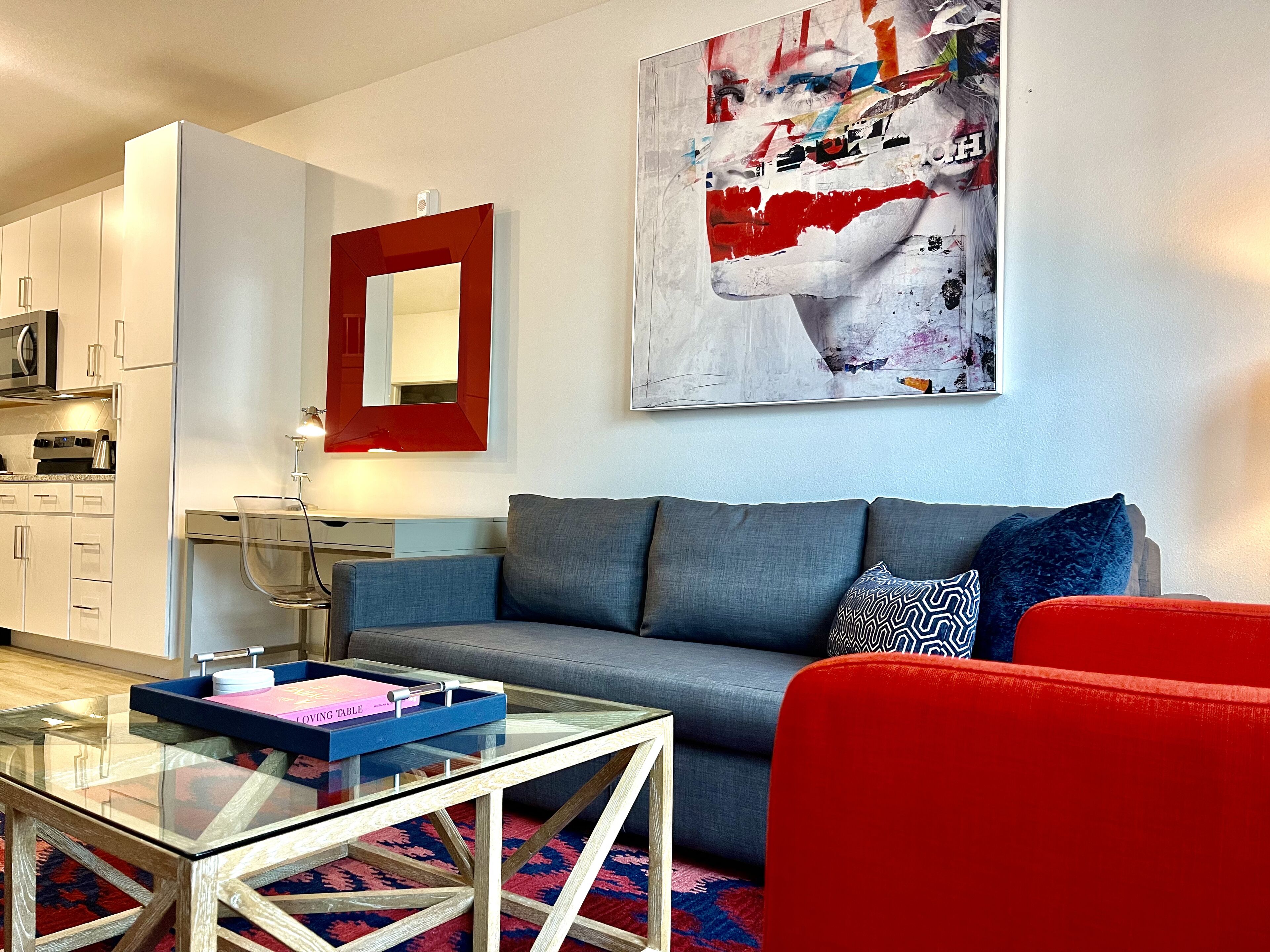 Luxe 1BR,FreePark,Pool, Spacious & bright, 1 Bedroom, King Bed, City Views, Resort Amenities