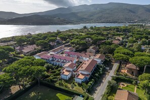 An aerial view of a residential area with houses, green spaces, and a lake. - Residence in Giannella with 1 bedrooms sleeps 5 (Giannella)