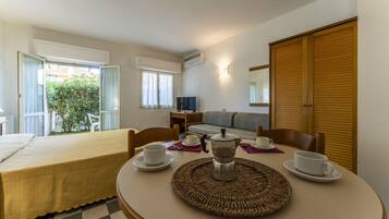 Travel cot, free WiFi