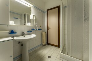 Douche, séchoir à cheveux, bidet