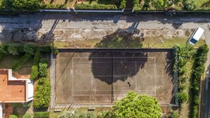 An aerial view of a tennis court surrounded by greenery and a building. - Residence in Giannella with 0 bedrooms sleeps 4 (Giannella)