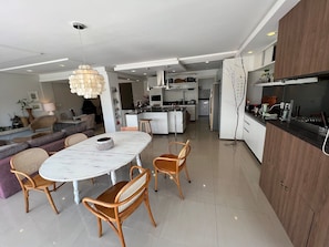 Apartament nupcial, banyera d'hidromassatge, vistes al mar | Menjador