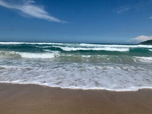 En la playa y playa de arena blanca