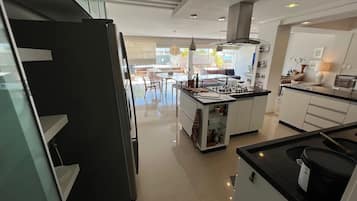 Apartamento lua de mel, banheira de hidromassagem, vista para o mar | Cozinha privada | Geladeira, micro-ondas, liquidificador, forno com torradeira