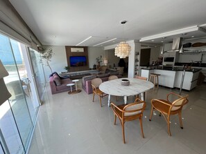 허니문 아파트, 분사식 욕조, 바다 전망 | 거실 공간 | TV, 장난감