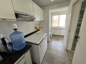 Honeymoon Apartment, Jetted Tub, Sea View | Private kitchen - Cobertura Cezarium Club - Campeche (Florianópolis)
