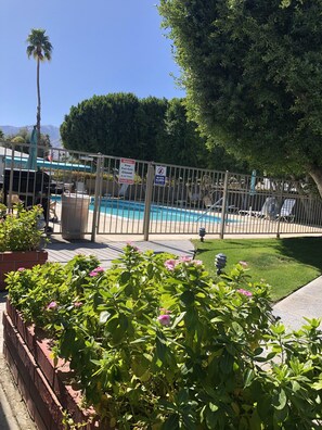 Utendørsbasseng og et oppvarmet basseng