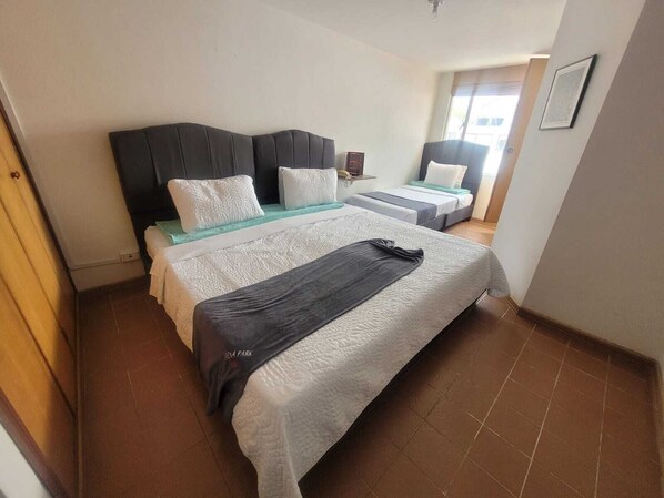 デラックス トリプルルーム | 低刺激性寝具、WiFi (無料)