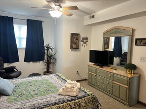 3 bedrooms, free WiFi, bed sheets - Spacious Condo with Main Channel Views! (Osage Beach)