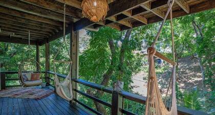 Walk to beach! Located between West Bay Beach and West End Village