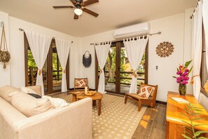 Een smart-tv en boeken