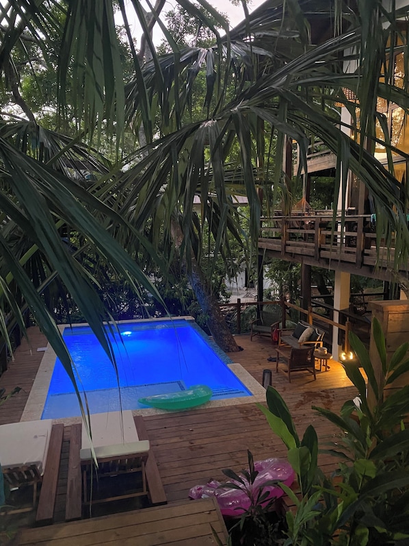Una piscina al aire libre