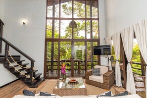 Una Smart TV, libros, una oficina