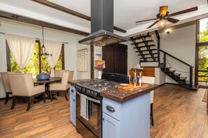 Geladeira, micro-ondas, fogão, cooktop