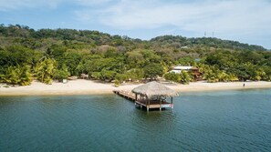 Ubicación cercana a la playa, tumbonas y toallas de playa
