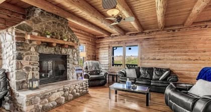 4 bedroom peaceful cabin with breathtaking views, walk to lake.