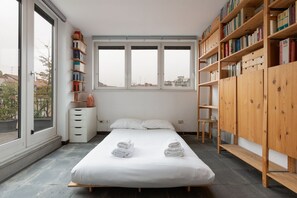 2 bedrooms, WiFi - GuestHost - APT with large terrace - Calvairate neighborhood (Milano)