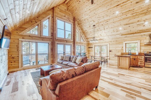 Family Retreat in this Gorgeous Log Cabin overlooking the Arkansas Grand Canyon!