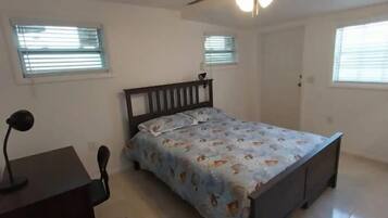 1 Schlafzimmer, Schreibtisch, WLAN, Bettwäsche