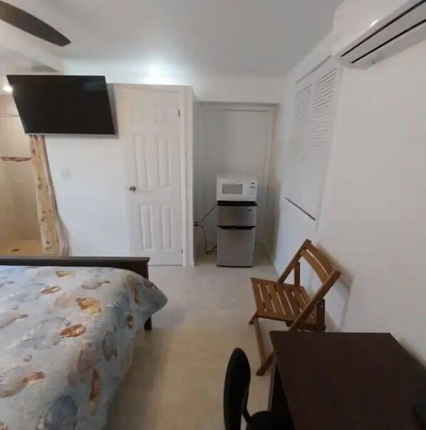 1 bedroom, desk, WiFi, bed sheets