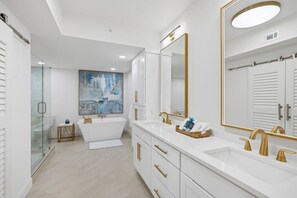Shower, hair dryer, towels - Admirals Quarters302|Luxury Beachfront|Indoor Pool|sleeps 6 (Orange Beach)
