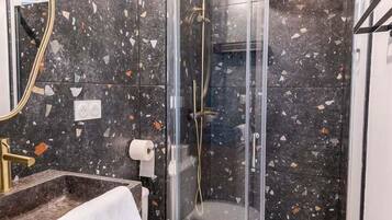 Een douche, handdoeken