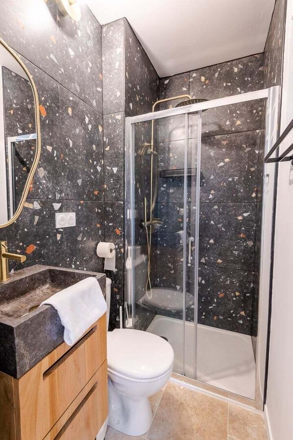 Douche, serviettes fournies