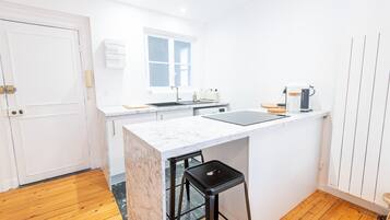 Een koelkast, een oven, een koffiezetapparaat/waterkoker