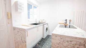 Een koelkast, een oven, een koffiezetapparaat/waterkoker