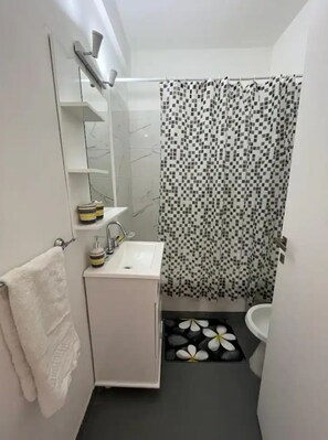Sèche-cheveux, serviettes fournies, savon, shampoing