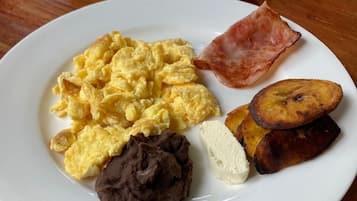 Se ofrece un desayuno a la carta (25 GTQ por persona)
