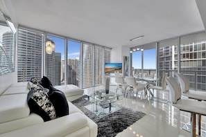 TV - Icon 2b/2b 39th Flr Ocean Views/Free Pool Spa Gym (Miami)