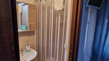 Dusche, Haartrockner, HandtĂŒcher, Seife