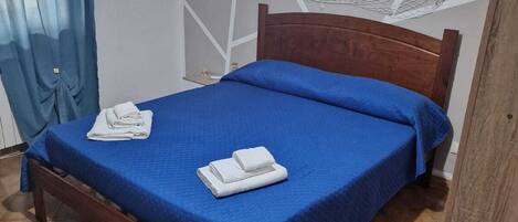 1 chambre, fer et planche à repasser, lit de bébé portatif