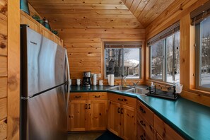 Fridge, microwave, oven, stovetop - Cozy Ski Cabin close to Solitude and Brighton resorts (Salt Lake City)