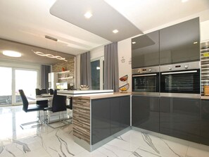 Fridge, oven, stovetop, dishwasher - Villa with swimming pool and garden kitchen (Galižana)