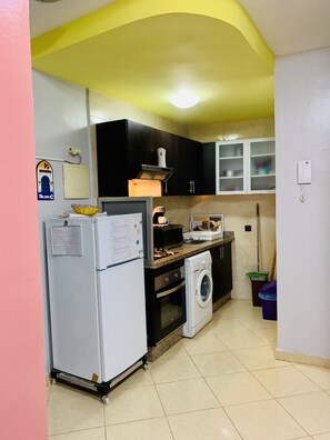 Kjøleskap, mikrobølgeovn, ovn og kokeplater