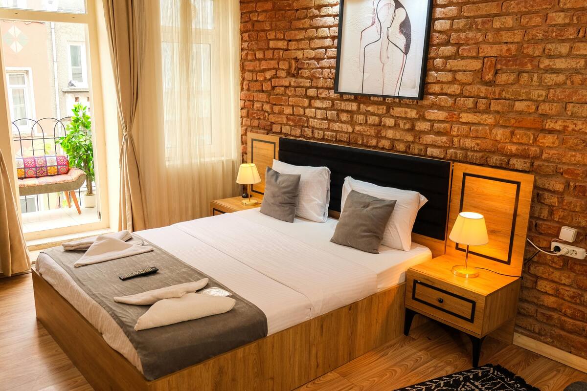 أغطية فراش متميزة وألحفة محشوة بالريش وعناصر مجانية داخل الميني بار