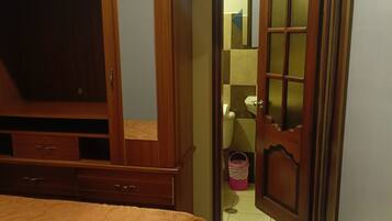 Honeymoon Room | Desk, free WiFi