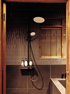 Asciugacapelli, bidet, asciugamani, sapone