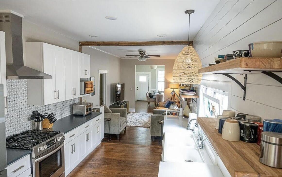 Port City Bungalow~ Walk to Concerts, Galleries, Breweries, remote Work Haven!