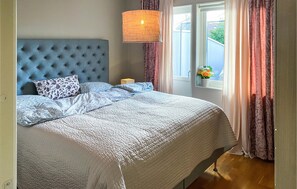 1 bedroom, travel cot, Internet, bed sheets