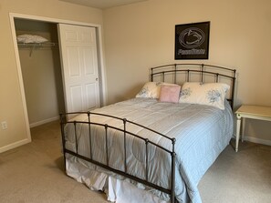 3 bedrooms, WiFi, bed sheets - PSU Townhouse Walking Distance from Beaver Stadium (State College)