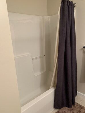 Regadera, toallas, papel de baño 