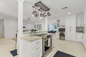 冷蔵庫、電子レンジ、オーブン、コンロ